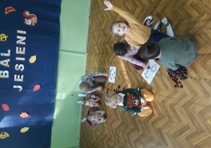 Dzieci układające kasztanowe wzory
